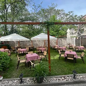 House Of Tourists Garden And Alloggio in famiglia